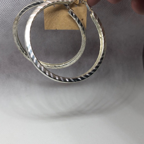 Hoop earrings new 5/$20❤️ - Picture 2 of 2
